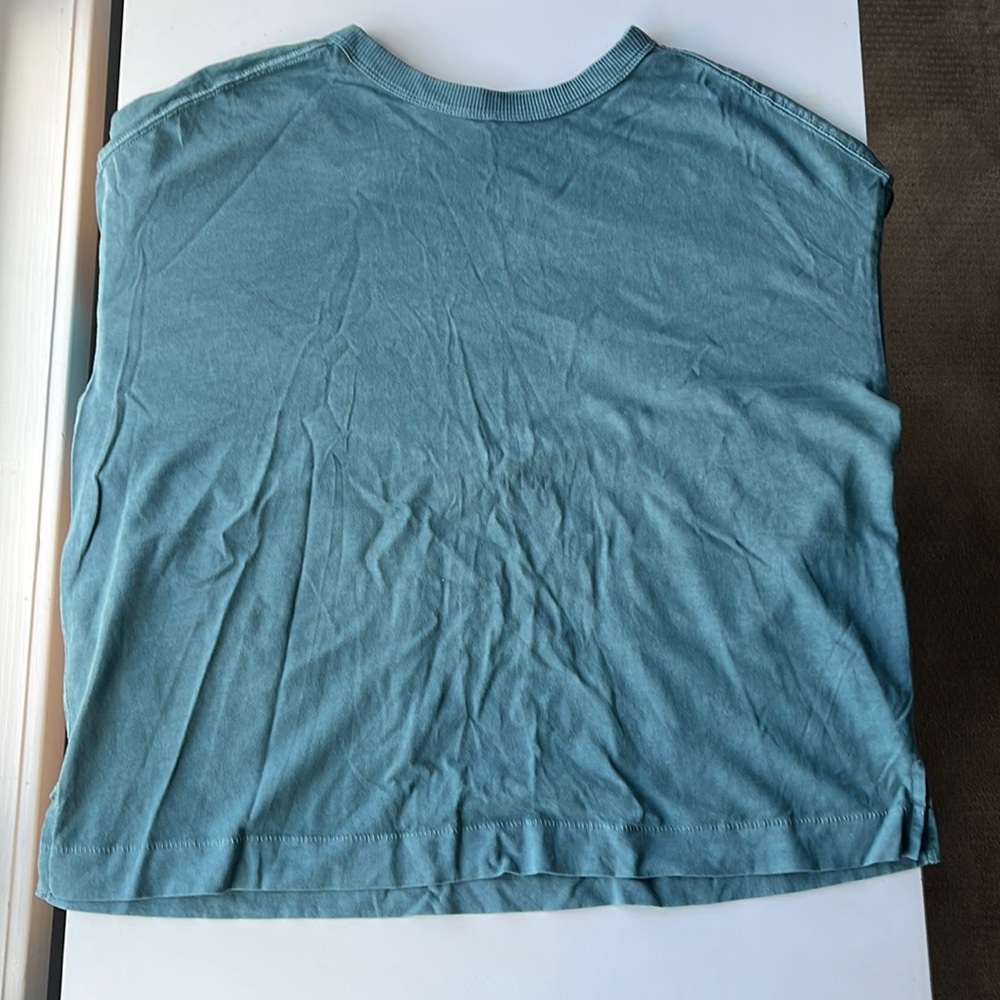 This is a green blue long sleeve tee from old navy, in a size women’s small.